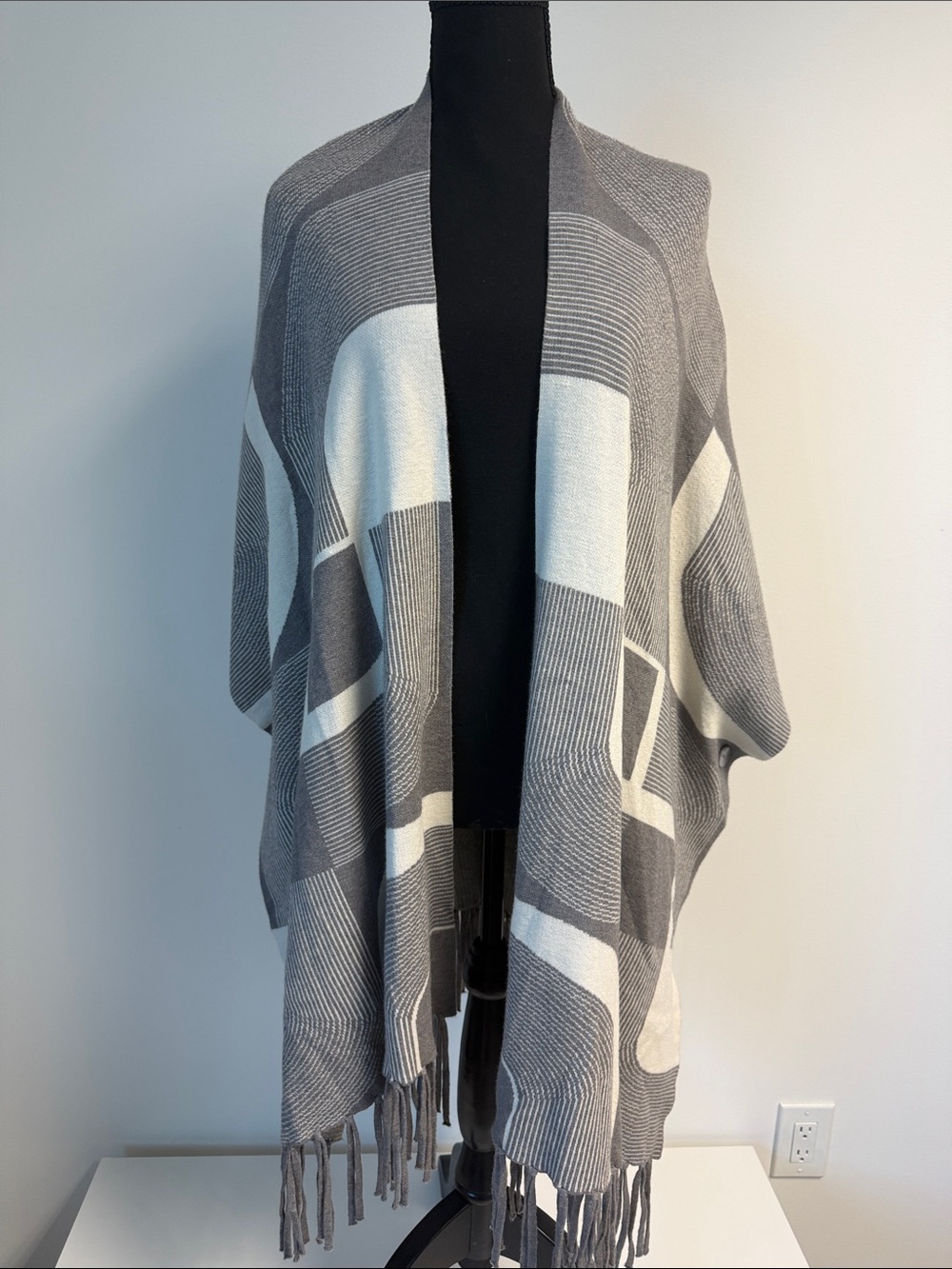 Allie Rose Gray Ivory Geometric Fringe Poncho Cardigan Wrap Women’s S